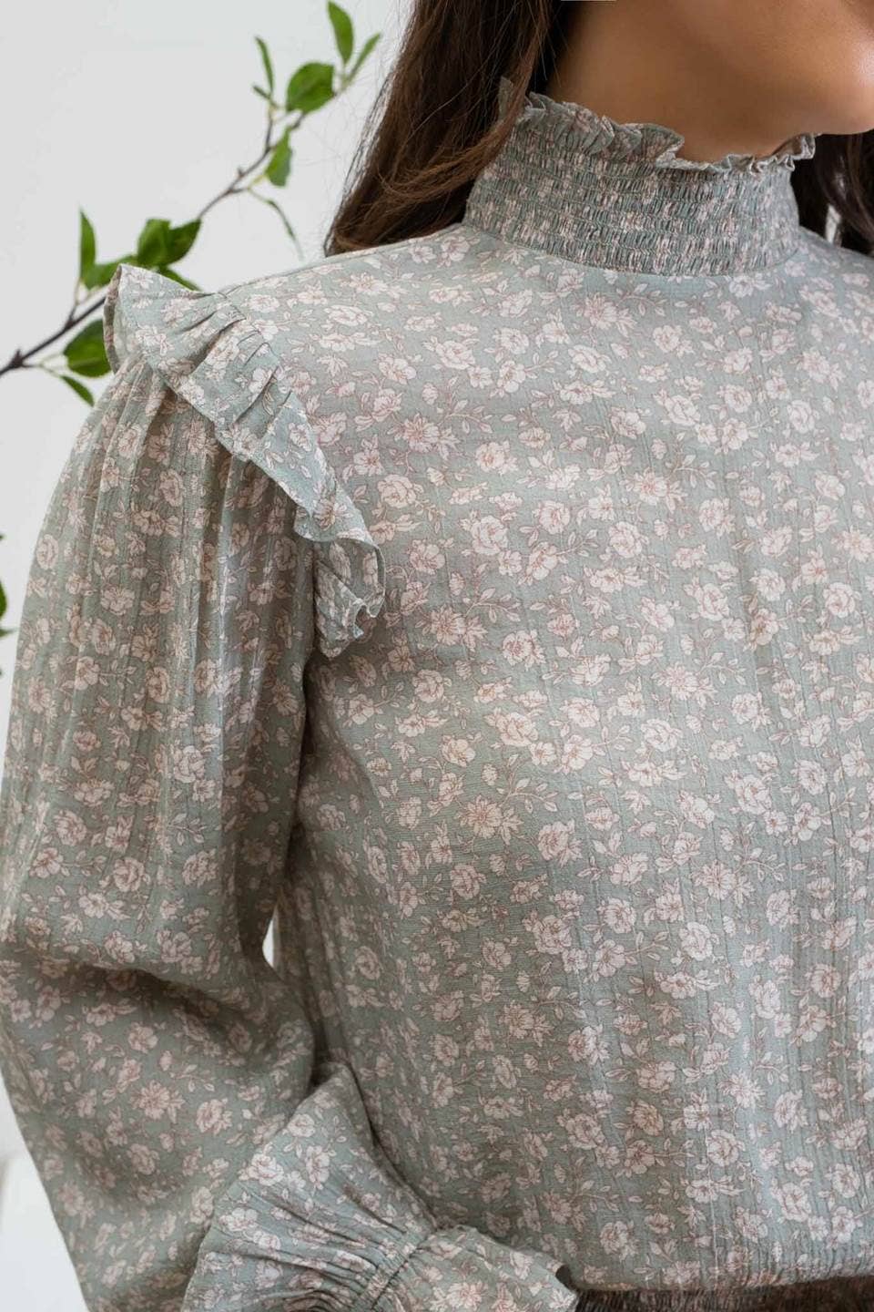 FLORAL SMOCKED TURTLENECK TOP: LIGHT MOCHA